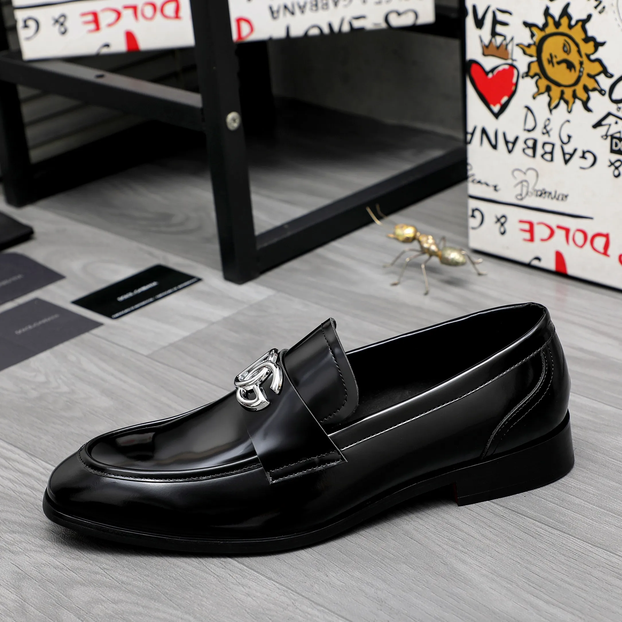 Men's shoes 💰500 Product trademark: DG (Dolce & Gabbana) business casual leather shoes Regular size: 38-45 (45 is custom-made and non-returnable) Product materials: Selected pearlescent cowhide upper, cowhide lining, original outsole